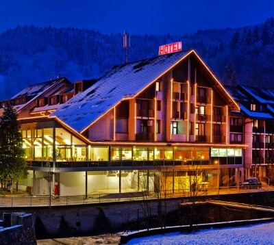 Skijanje i wellness u Sloveniji, Cerkno, Hotel Cerkno, ulaz u hotel. 