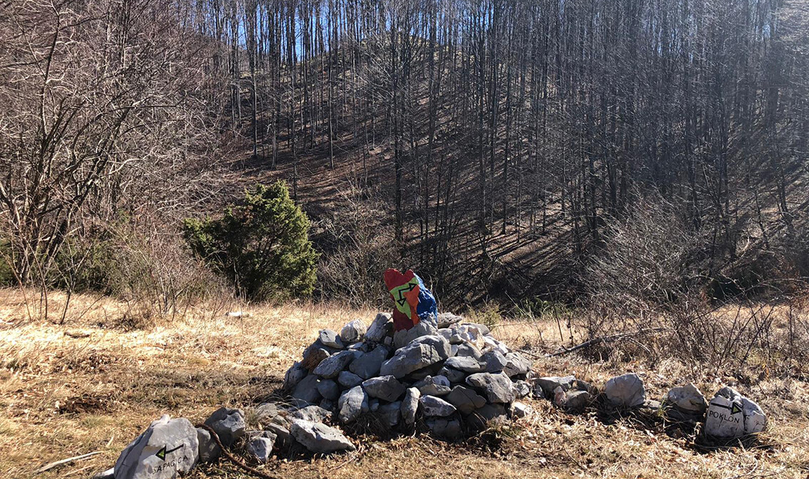 Šarena oznaka na kamenu, Land Art staza, Učka, autobususna putovanja, jednodnevni izlet