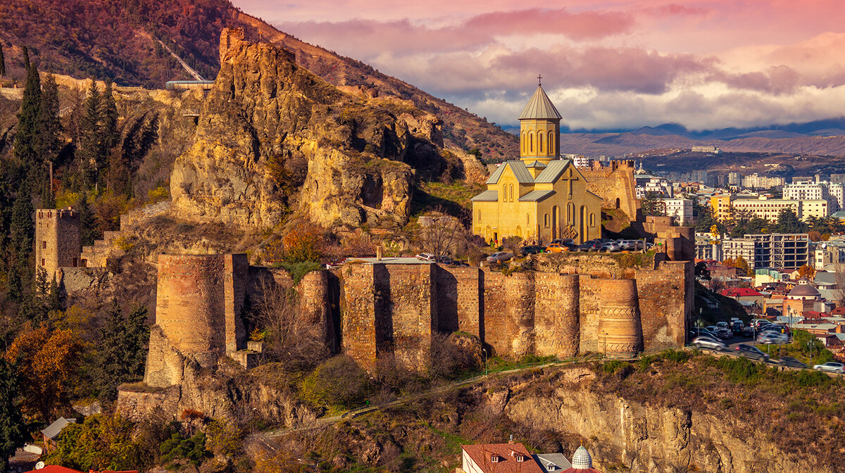Gruzija, Tibilisi, pogled na Narikala tvrđavu na Svetoj gori Mtsatminda, putovanje u Gruziju