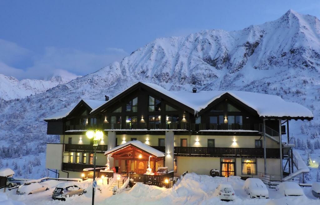 Skijanje u Italiji, skijalište Passo Tonale, Family Hotel Adamello, pogled izvana