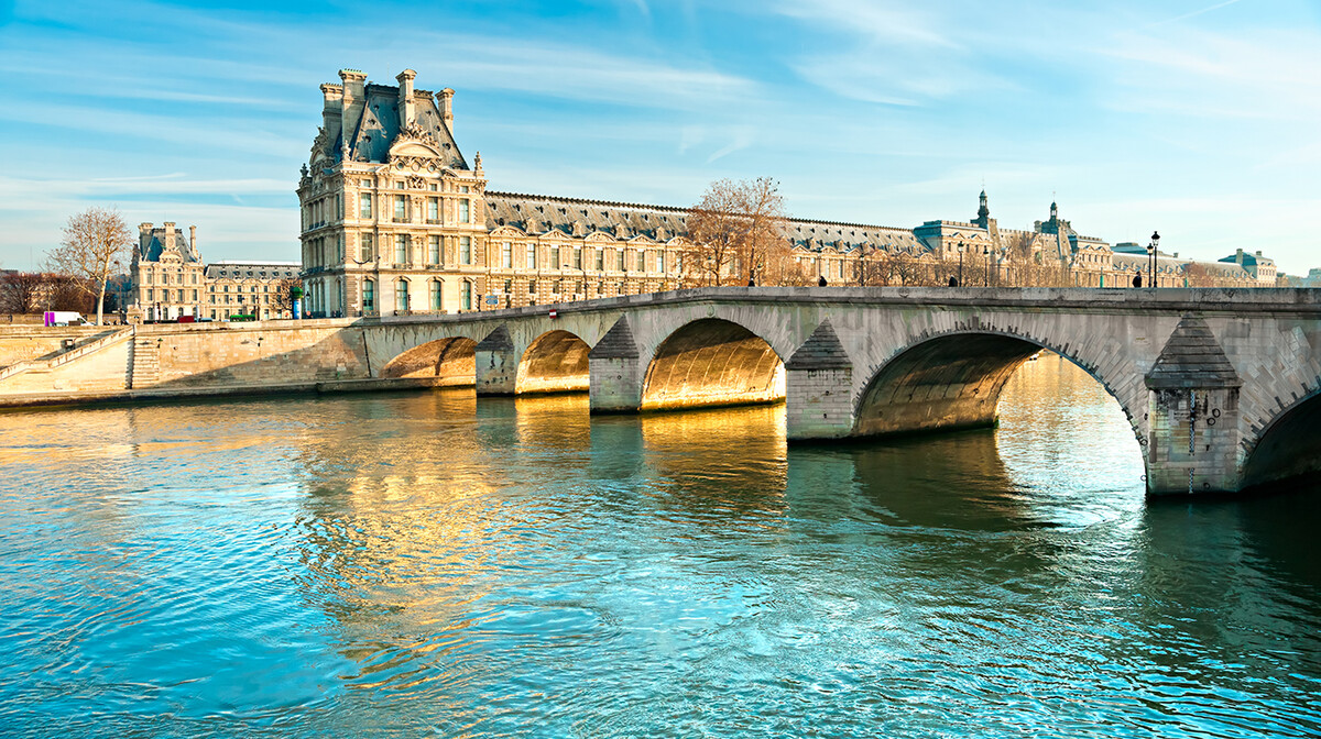 Krstarenje Seinom sa pogledom na muzej Louvre, Pariz putovanje