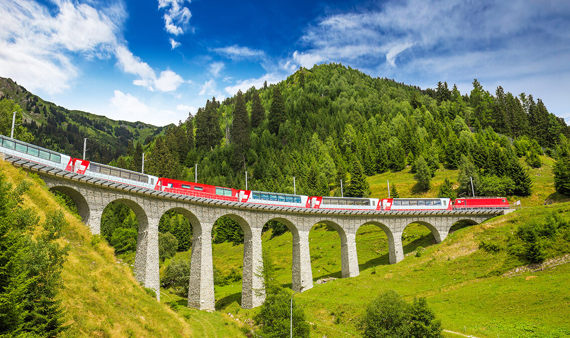 Vlak Bernina Express na švicarskoj planini