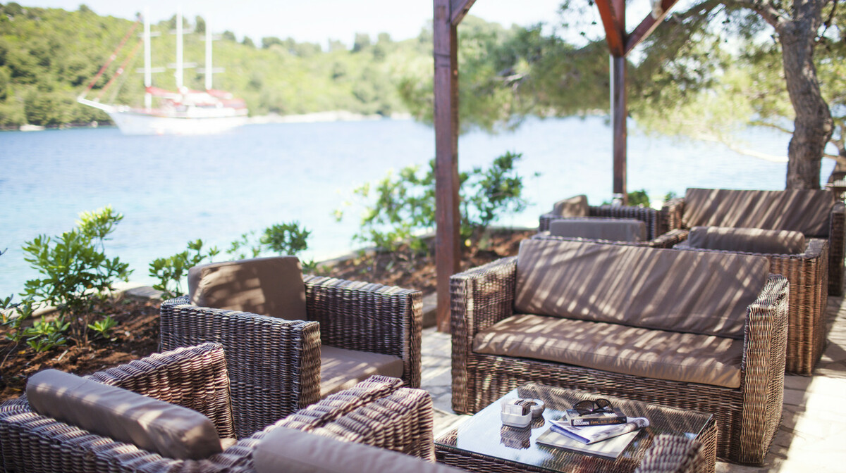 Ljetovanje u Hrvatskoj, Otok Mljet, hotel Odisej, beach bar među borovima