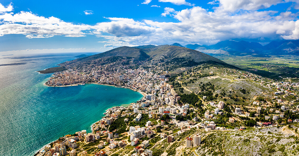 Albanija, pogled na Sarandu s dvorcem Lekuresi u Albaniji