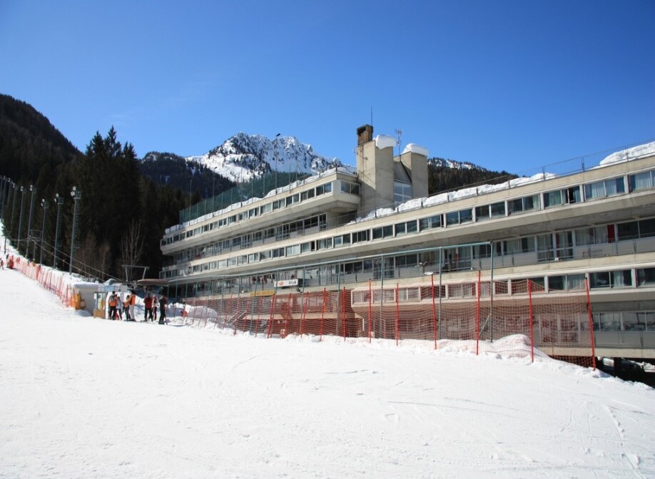 Skijanje u Italiji, skijalište Marilleva, Residence Artuik, pogled izvana, staza