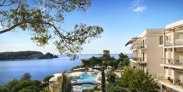Vanjski bazen hotela Monte Mulini u Rovinju, pogled na more, modno travel
