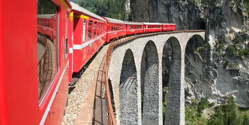 Crveni Bernina express vlak na putovanju Švicarska, putovanje autobusom, garantirani polasci
