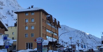 Skijanje u Italiji, skijalište Passo Tonale, Grand hotel Miramonti, pogled izvana