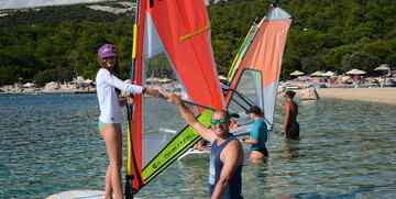 Windsurf, dječji sportski kamp, instruktor i učenik na dasci