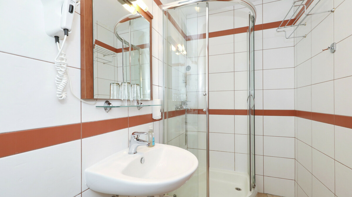 Mediteransko selo, trokrevetni bungalov, kupaonica