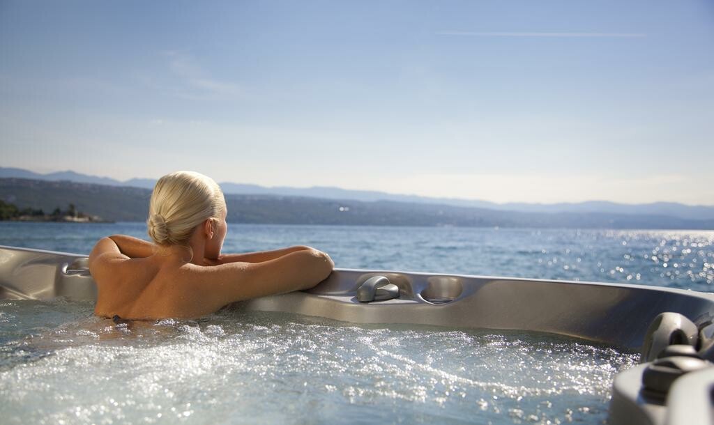 Vanjski jacuzzi s pogledom na more u hotelu Kristal, Opatija