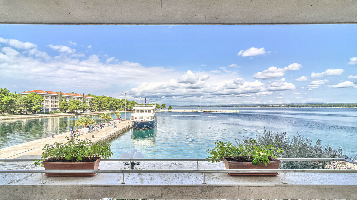 Balkon sobe hotela Istra s pogledom na uvalu otoka Brijuna.