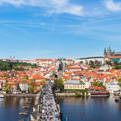 Prag, prekrasna panorama grada i Karlov most