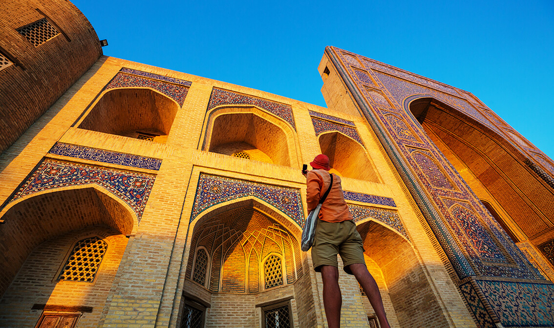 Uzbekistan turist u blizini drevne povijesne zgrade