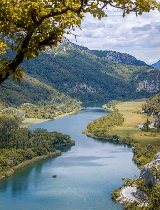 Tok rijeke Cetine u Omišu.