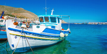 Grčka, brodić u luci i prekrasno plavo more, putovanja zrakoplovom, Mondo travel, europska putovanja