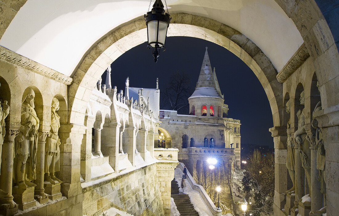 Ribarska utvrda u noći, putovanje u Budimpeštu, Mondo travel