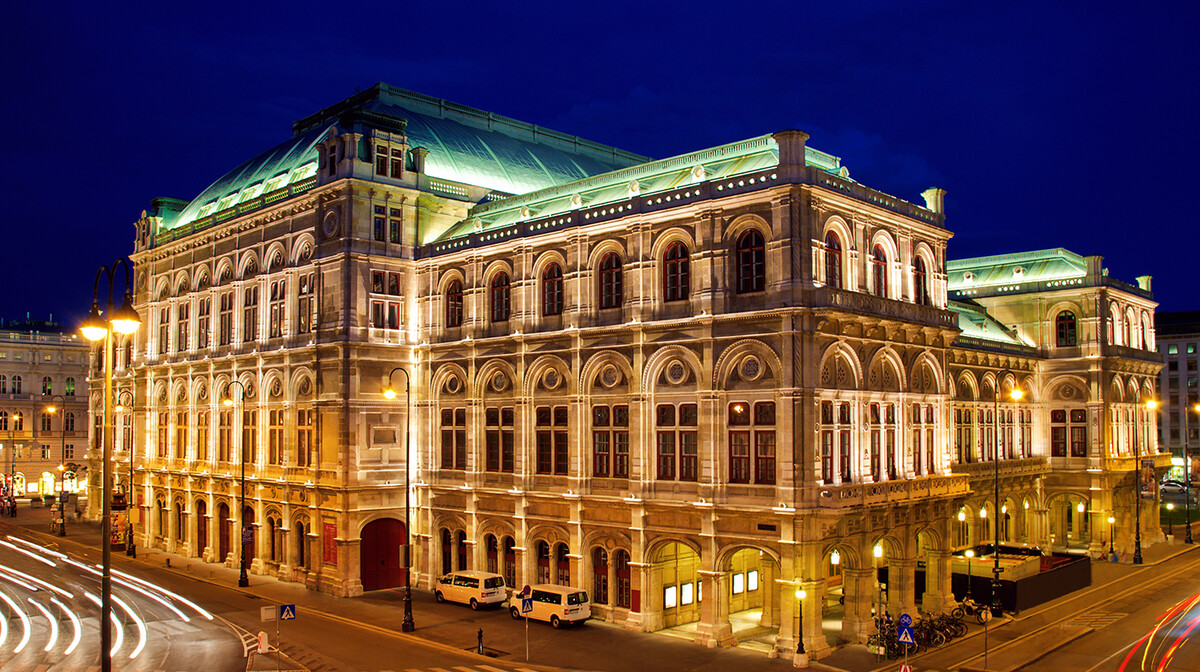 Osvjetljena zgrada Opere, putovanje u Beč autobusom