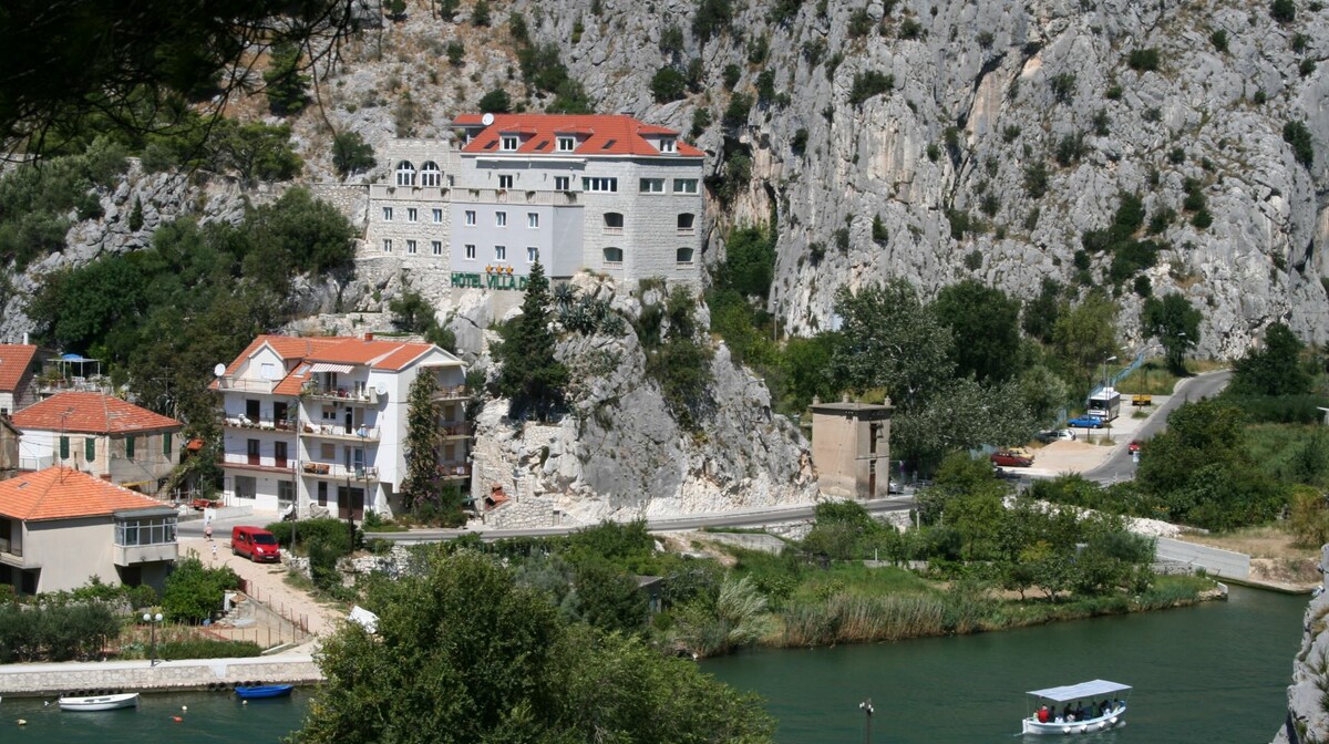 Panorama Ville Dvor u Omišu.