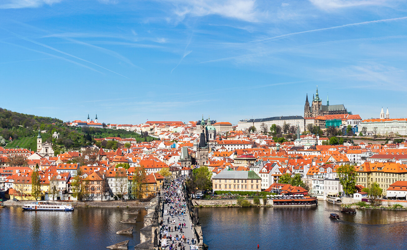 Prag, prekrasna panorama grada i Karlov most