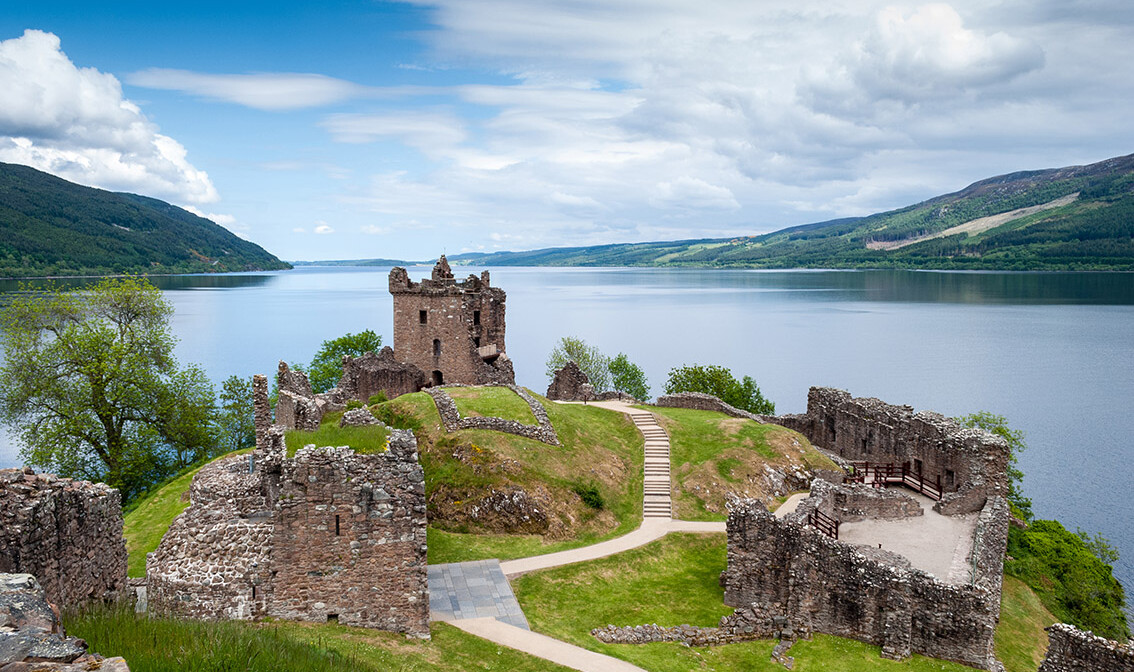 Ruševine dvorca Urquhart na jezeru Loch Ness, Škotska