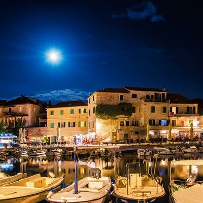 Otok Brač, Postira, Hotel Pastura, riva