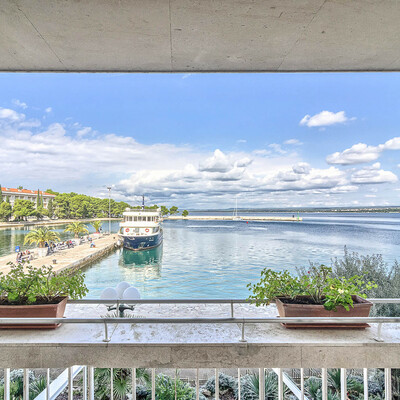 Balkon sobe hotela Istra s pogledom na uvalu otoka Brijuna.