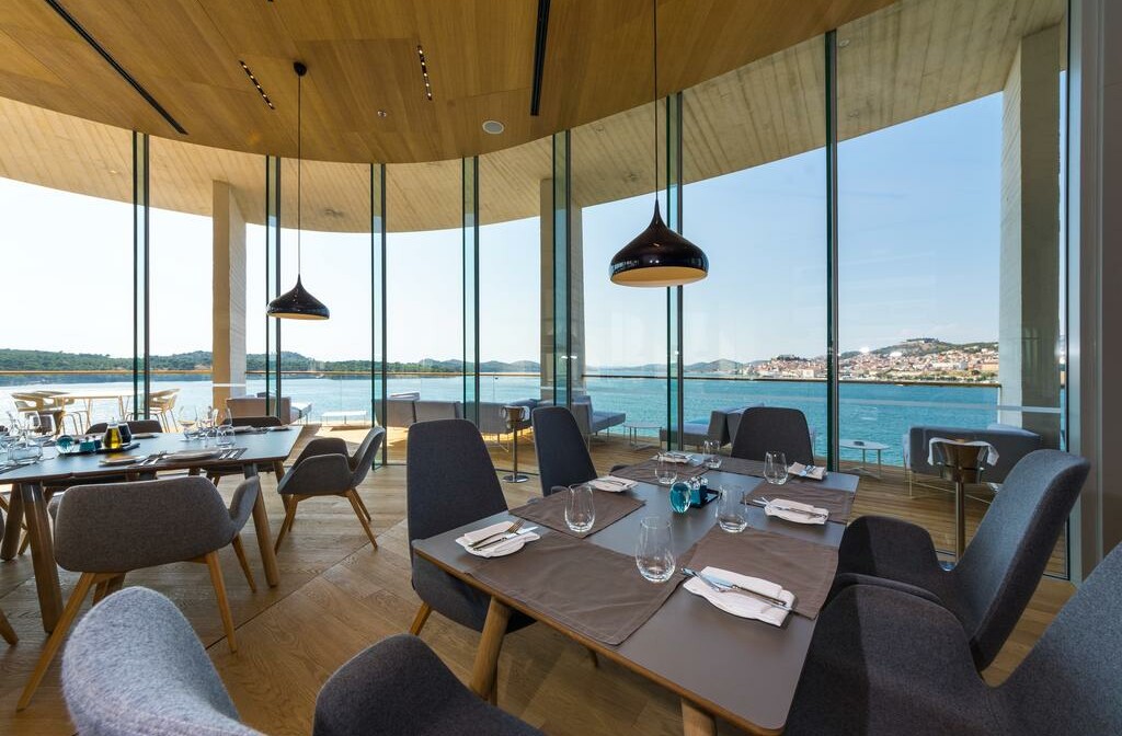 Ljetovanje u Hrvatskoj, Šibenik, hotel D Resort, restoran uz pogled na ACI marinu