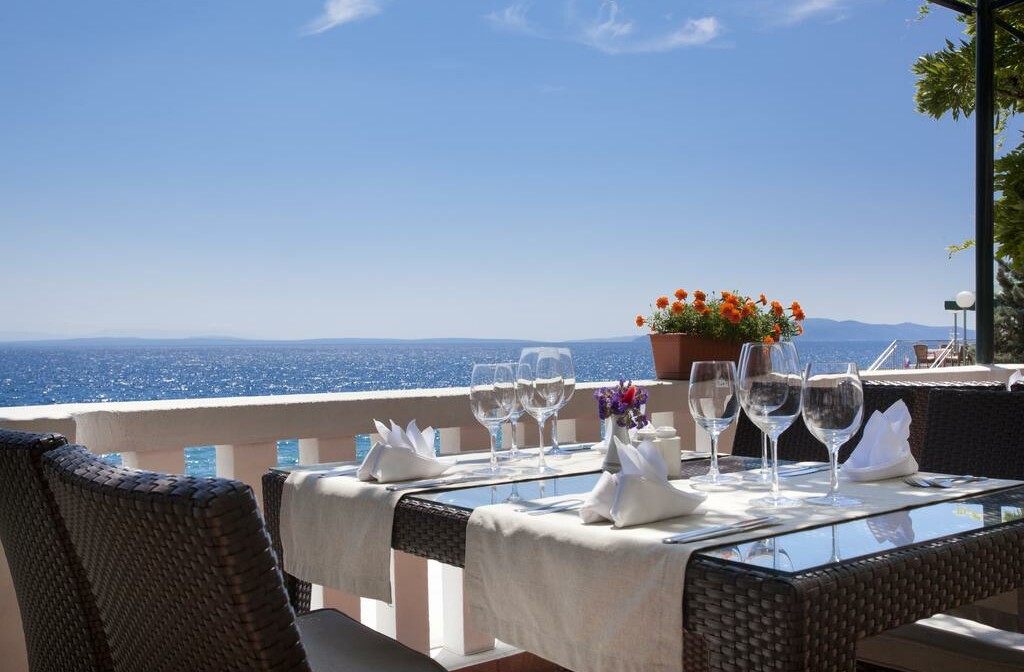 Terasa restorana s pogledom na more u hotelu Kristal, Opatija.