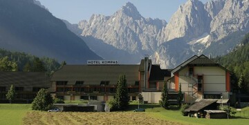 Wellness Kranjska Gora, Hotel Kompas, pogled na hotel pod planinama