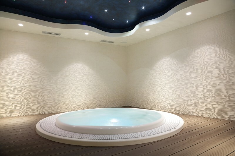 Jacuzzi u wellness centru Aparthotela Winter.