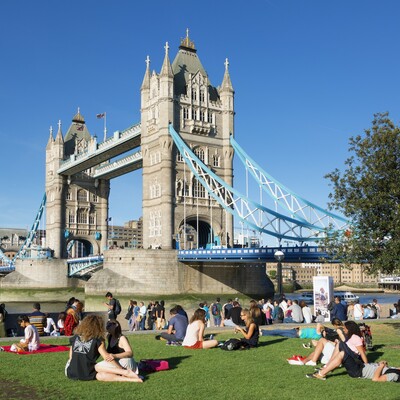 London,Ljeto u Londonu, opuštena atmosfera uz rijeku Themsu i Tower bridge