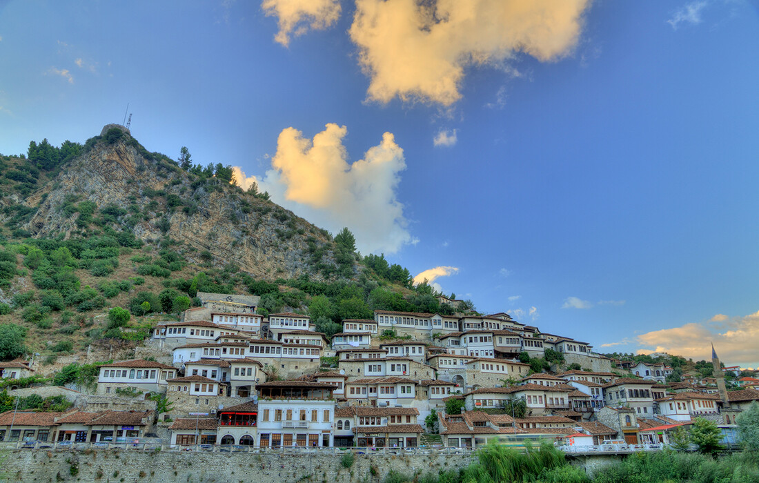 Albanija, Berat-albanski 