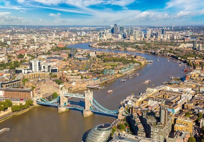 London panorama sa pogledom na Themsu i Tower bridge na putovanju u London
