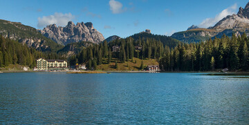 ljetna panorama uz jezero hotela Misurina