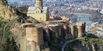 Gruzija, Tibilisi, daleko putovanje u Gruziju, pogled na Narikala tvrđavu na Svetoj gori Mtsatminda,