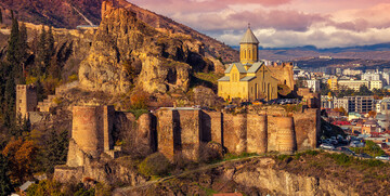 Gruzija, Tibilisi, pogled na Narikala tvrđavu na Svetoj gori Mtsatminda, putovanje u Gruziju