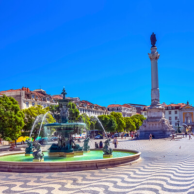 Fontana na trgu Rossio u Lisabonu, putovanje u Lisabon zrakoplovom