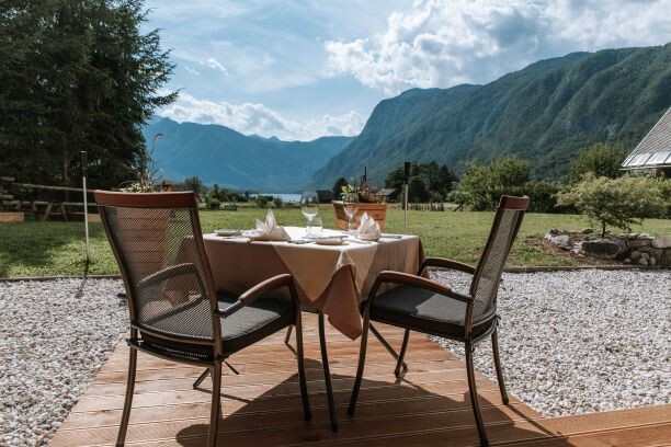 Skijanje i wellness u Sloveniji Apartmani Triglav doručak na otvorenom sa pogledom u planine