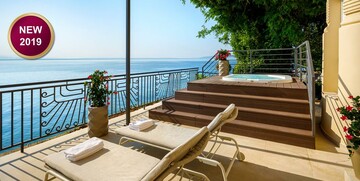 Vanjski jacuzzi s pogledom na more u hotelu Ambasador, Opatija.