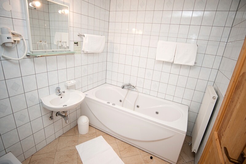 Kupaonica u sobi hotela Adria Ski u Kupresu.