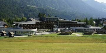 Slovenija, Ramada Resort, Wellness Kranjska Gora, pogled na hotel izvana u ljeto