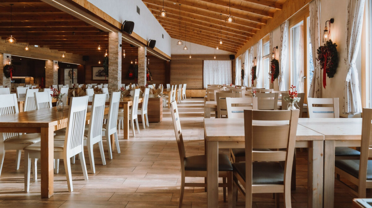 Kope, Grmovskov dom, restoran