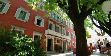 Wellness u Hrvatskoj, Motovun, Hotel Kaštel, ulaz u hotel.