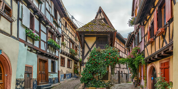 uske ulice grada Eguisheim u pokrajini Alsace, putovanje zrakoplovom, garantirano putovanje