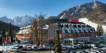 Skijanje Slovenija, Kranjska Gora, Ramada Hotel & Suites KG, parking ispred hotela u zimu