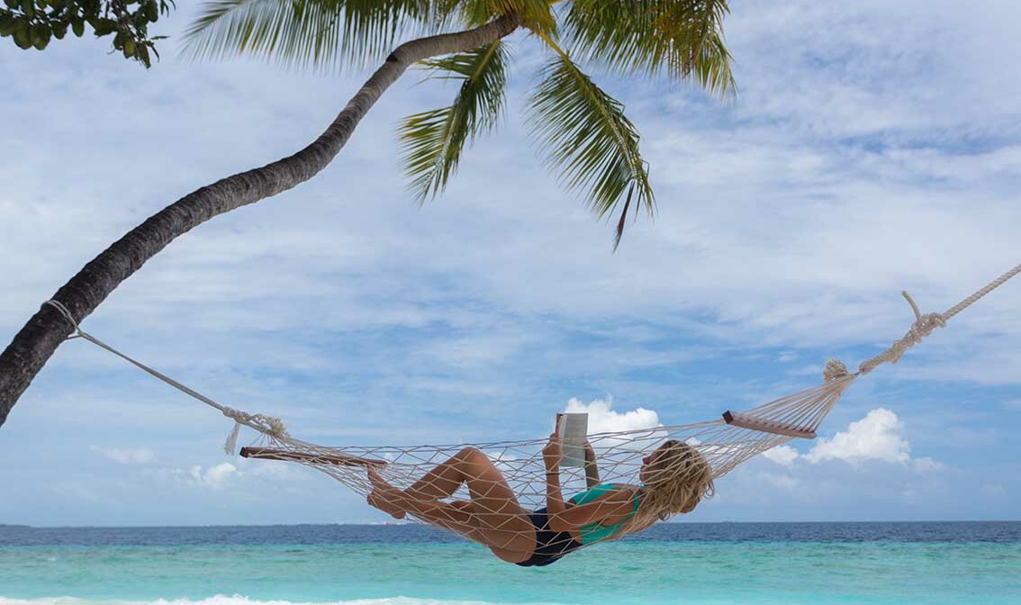 Maldivi odmor u dvoje, Malahini Kuda Bandos, ležaljka na plaži