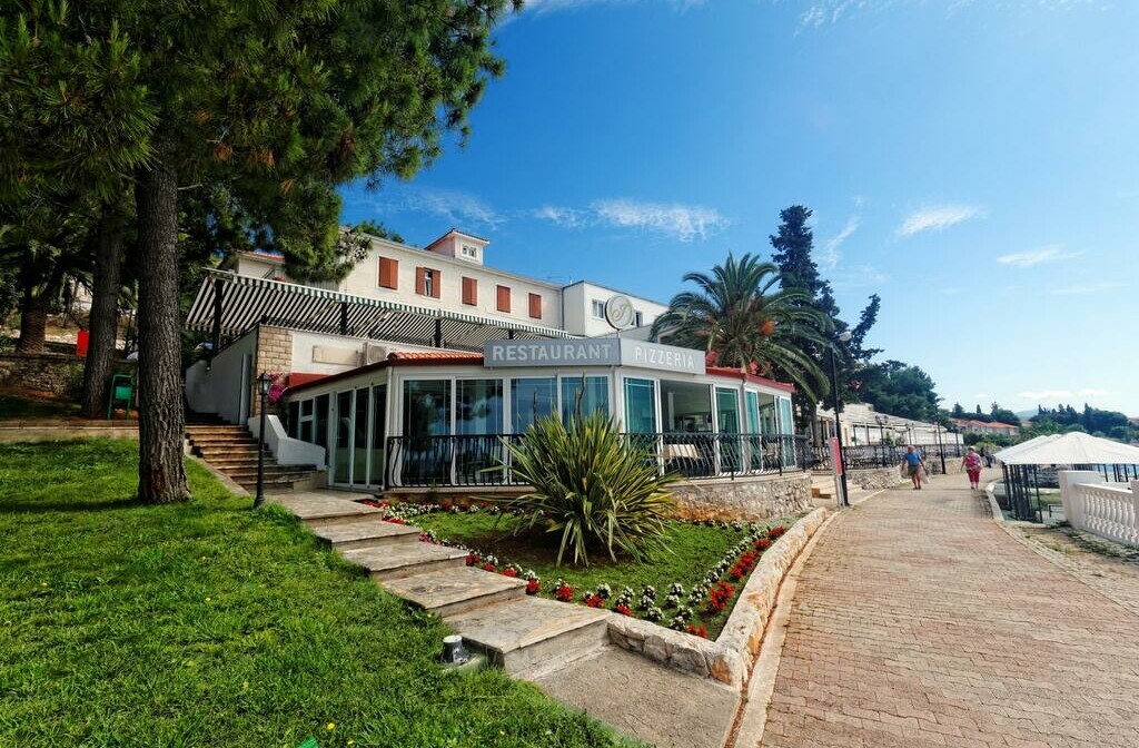 Hotel Jadran,restoran uz šetnicu