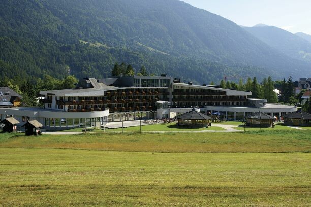 Slovenija, Ramada Resort, Wellness Kranjska Gora, pogled na hotel izvana u ljeto