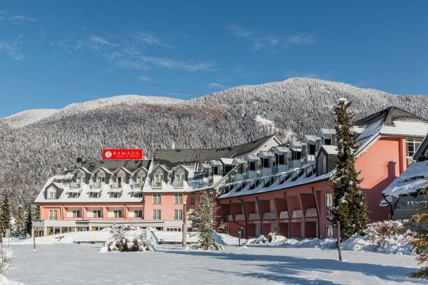 Slovenija, Skijanje u Sloveniji, Kranjska Gora, Ramada Hotel, pogled na hotel i planine u snijegu